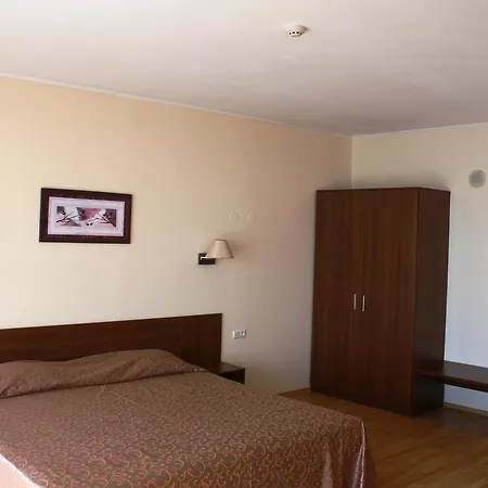 מלון Hotel Central 4*
